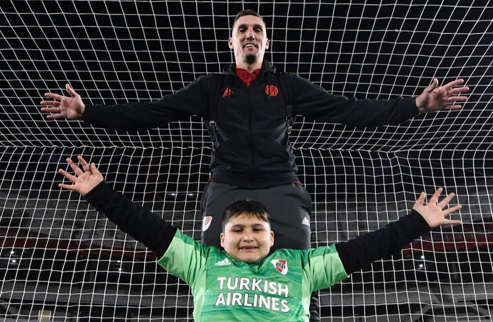 Bauti, el arquero salteño de 12 años que no puede caminar, cumplió su sueño de conocer a Franco Armani