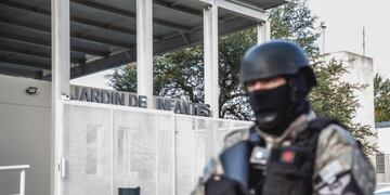 El fuerte operativo de la FPA, frente a un jardin de infantes