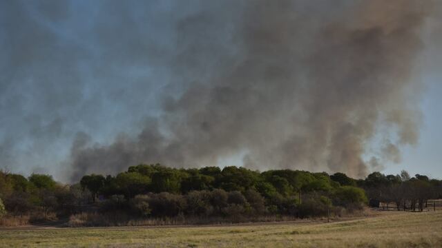 Incendio atrás del Tiro Federal. (Facundo Luque)