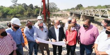 Manzur recorrió el puente sobre la ruta 323.