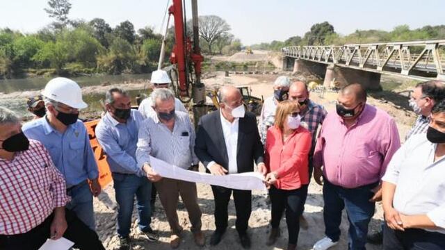 Manzur recorrió el puente sobre la ruta 323.