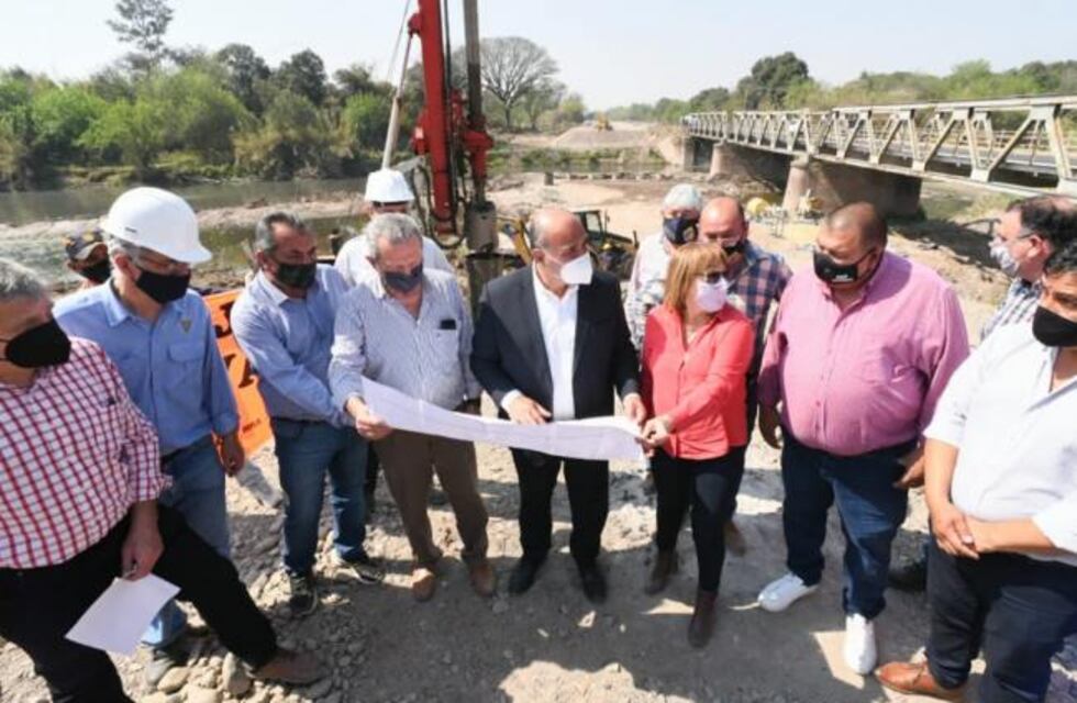 Manzur recorrió las obras en el nuevo puente vial entre Santa Rosa de Leales y Río Colorado
