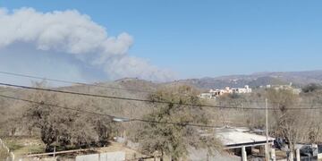 El humo del incendio se aprecia a varios kilómetros de distancia.