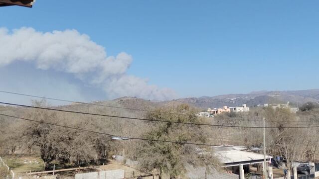 El humo del incendio se aprecia a varios kilómetros de distancia.