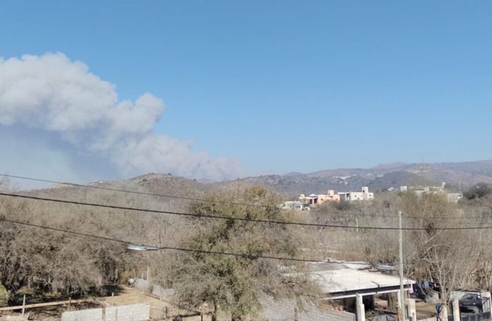 Fuego en las sierras de Córdoba: se complica un incendio en Paravachasca