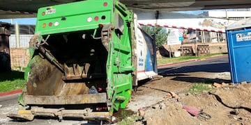 El camión quedó destrozado tras chocar contra el puente ferroviario.