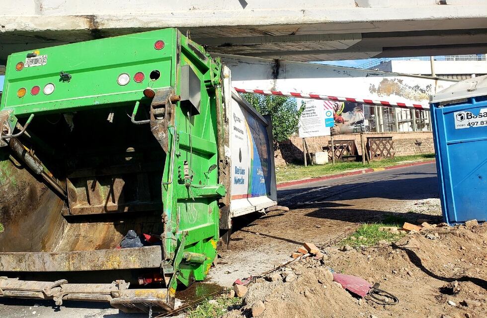 Córdoba: un camión de basura chocó contra un puente y el chofer salió despedido de la cabina