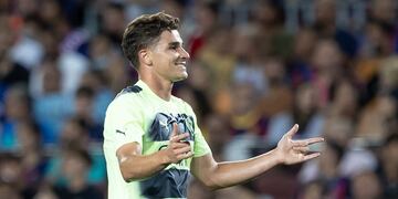 Julián Álvarez en el amistoso contra el Barcelona jugado en Cataluña. (DPA)