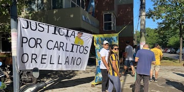 Familiares y amigos de la víctima se concentraron frente al Instituto Médico Legal (IML). (@gbelluati)
