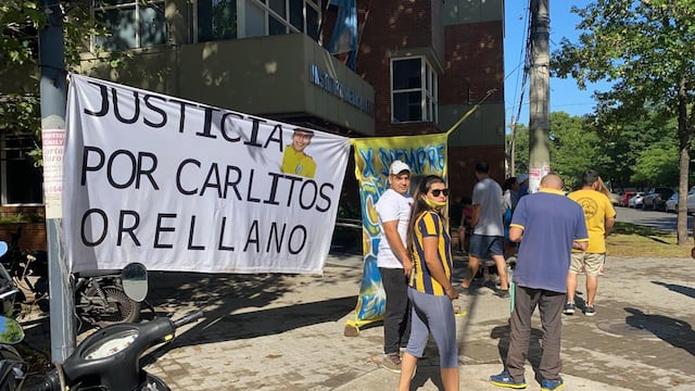 Familiares y amigos de la víctima se concentraron frente al Instituto Médico Legal (IML). (@gbelluati)