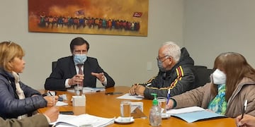El titular de UPCN Jujuy, Luis Cabana, escucha al ministro de Hacienda y Finanzas, Carlos Sadir, en la reunión por las paritarias.