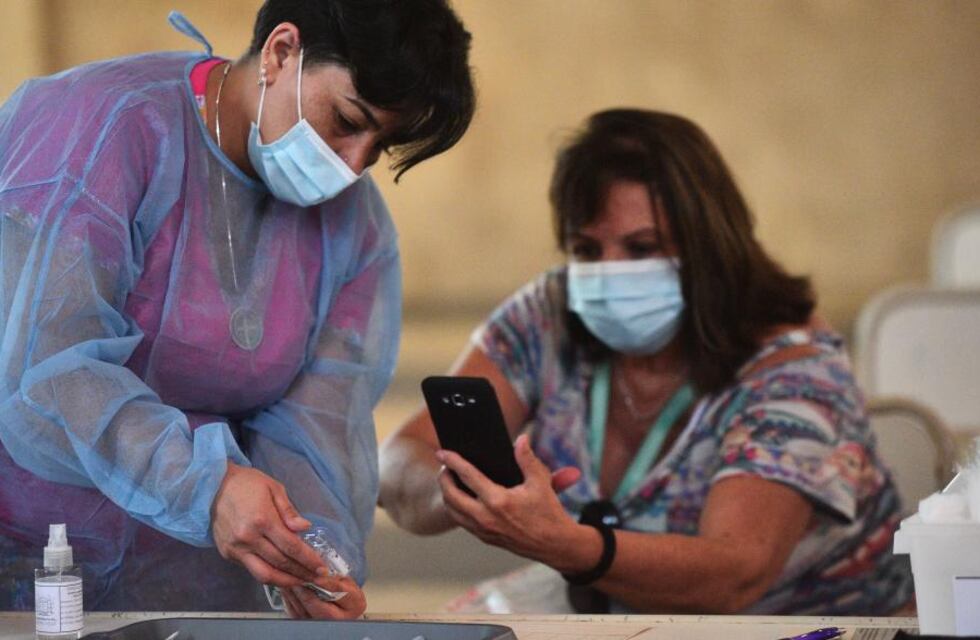 Docentes y efectivos policiales de Córdoba recibirán la vacuna Sinopharm