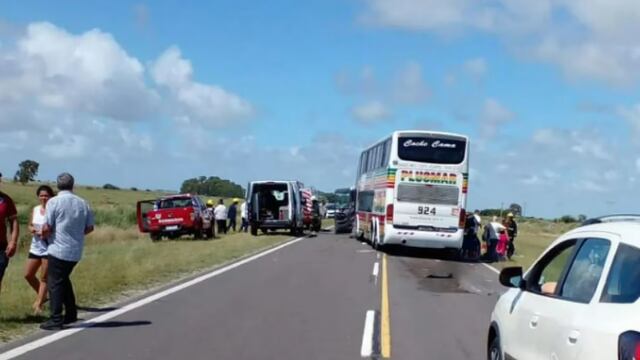 El micro que embistió al Chevrolet Classic.