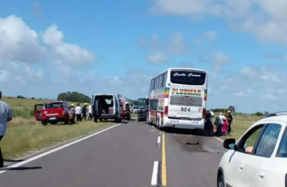 Fatal accidente en la ruta 11: un micro chocó contra un auto, fallecieron dos personas y cinco resultaron heridas