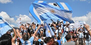 Festejos en la provincia de San Luis: cientos de personas celebraron en la Rotonda del Mundial de La Punta.