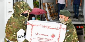 Las 14 conservadoras y 8.400 dosis ingresaron a la Base de Apoyo Logístico Resistencia del Ejército Argentino y al Departamento de Inmunizaciones.