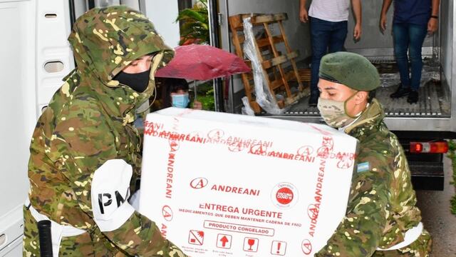 Las 14 conservadoras y 8.400 dosis ingresaron a la Base de Apoyo Logístico Resistencia del Ejército Argentino y al Departamento de Inmunizaciones.