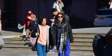Jornada de viento, sol y frío en la ciudad de Córdoba. (Pedro Castillo / La Voz)