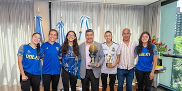Las jugadoras expusieron sus logros y metas ante el vicegobernador, que celebró el presente deportivo del club y su proyección nacional.