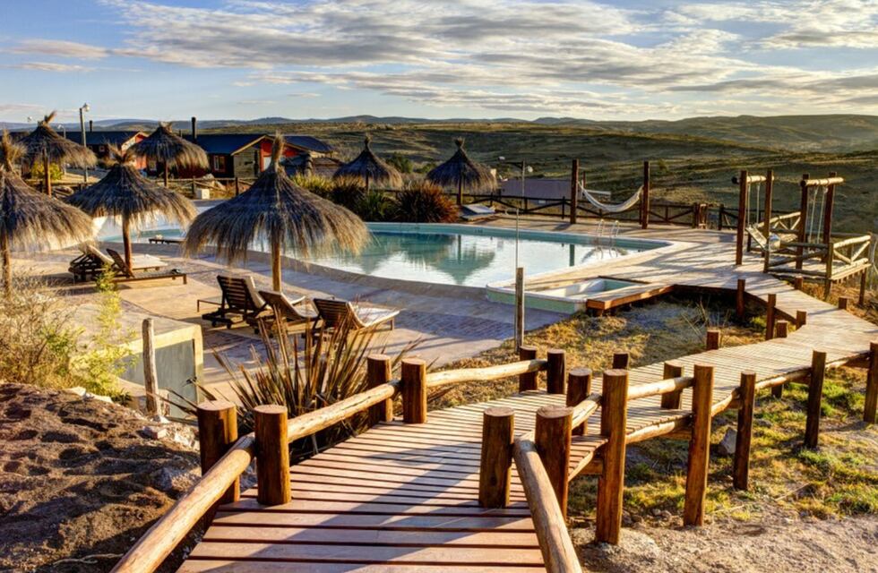 Jacuzzi, piscinas y sala de masajes: así son las cabañas de un reconocido actor en Córdoba