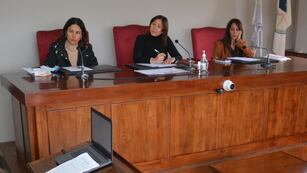 Las juezas Cecilia Sadir, Felicia Barrios -al centro, presidente de trámite-, y Carolina Pérez Rojas, integrantes del Tribunal con Función de Juicio que condenó al docente M.G.M., en Jujuy.