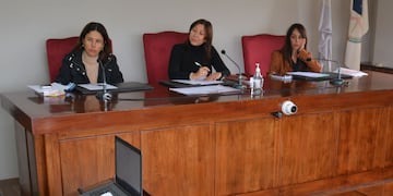 Las juezas Cecilia Sadir, Felicia Barrios -al centro, presidente de trámite-, y Carolina Pérez Rojas, integrantes del Tribunal con Función de Juicio que condenó al docente M.G.M., en Jujuy.