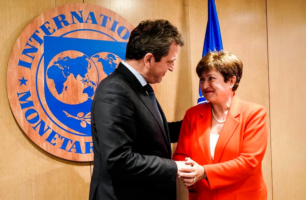 El FMI felicitó a Massa y aprobó la segunda revisión a pesar de no alcanzar la meta de reservas
