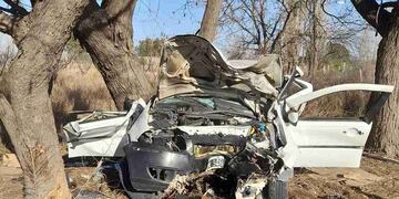 Así quedó el Fiat Siena luego de estrellarse contra el árbol en calle 8 y M de General Alvear.