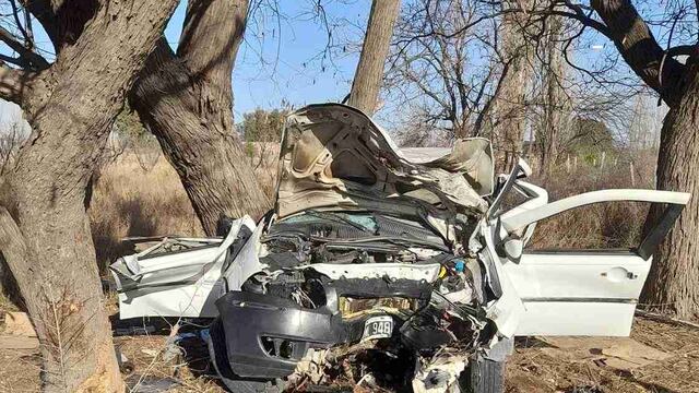 Así quedó el Fiat Siena luego de estrellarse contra el árbol en calle 8 y M de General Alvear.