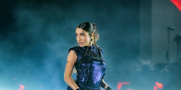 María Becerra arrodillada en el escenario de River Plate. (Gentileza Prensa/Foto: Javier Rogoski)