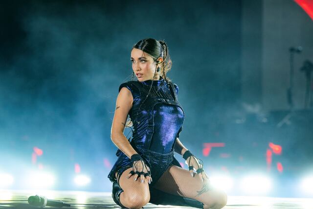 María Becerra arrodillada en el escenario de River Plate. (Gentileza Prensa/Foto: Javier Rogoski)
