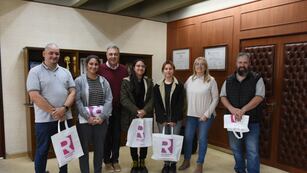 Mara Amaro, Morena Giménez y Morena Aragón, su profesor, Jorge Corredera, y el director de la "Guillermo Lehmann", Walter Rorhman, junto al intendente Luis Castellano y la secretaria de Educación, Mariana Andereggen