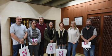 Mara Amaro, Morena Giménez y Morena Aragón, su profesor, Jorge Corredera, y el director de la "Guillermo Lehmann", Walter Rorhman, junto al intendente Luis Castellano y la secretaria de Educación, Mariana Andereggen