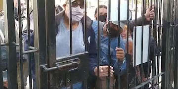 El secretario general del SEOM Jujuy, Carlos Satillán, se presentó a las puertas de la Casa de Gobierno junto a dirigentes y manifestantes.