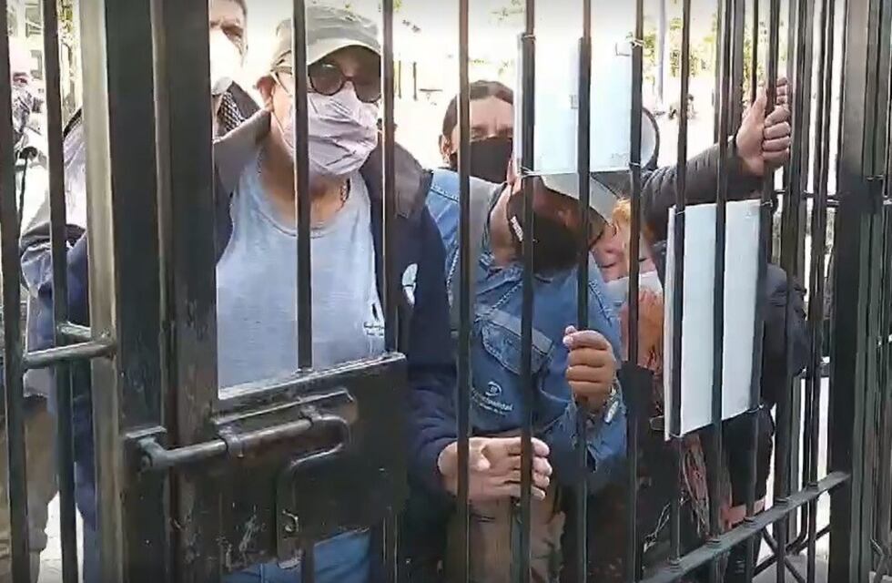 Tensión en las puertas de la Casa de Gobierno con marcha del SEOM