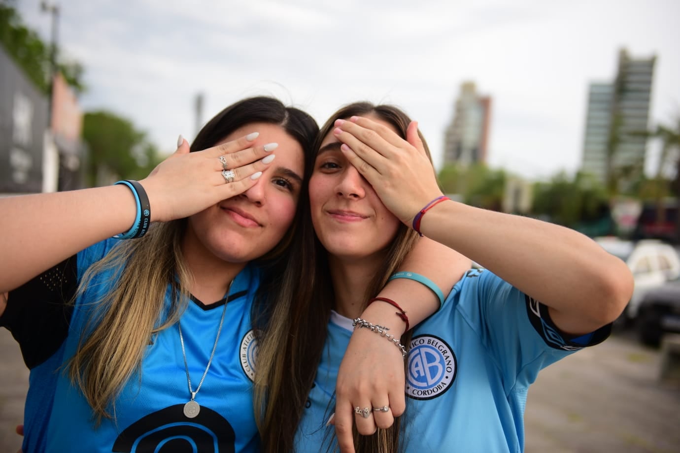 Belgrano: Los hinchas en la previa del partido frente a Argentinos Juniors por una de las semifinales de la Copa Argentina, en Rosario. (José Hernández / La Voz)