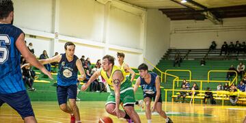 Torneo Oficial Apertura de Básquet: Huracán y Alumni punteros