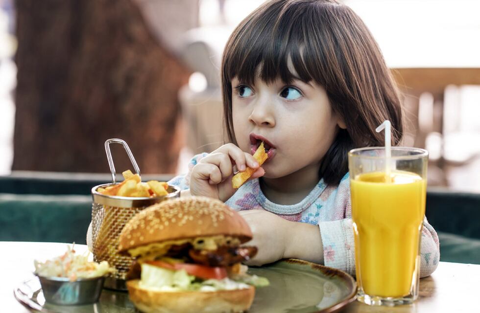 Padres de una escuela de La Plata denunciaron que sus hijos se intoxicaron por la comida del comedor