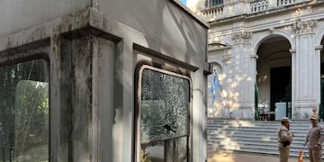 La garita de control de acceso al palacio judicial quedó destrozada por los disparos.
