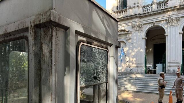 La garita de control de acceso al palacio judicial quedó destrozada por los disparos.