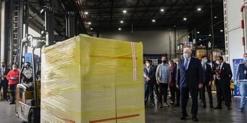 Ginés González García, ministro de Salud de la Nación, supervisó el cargamento de 580 mil vacunas Covishield provenientes de India. (Presidencia)