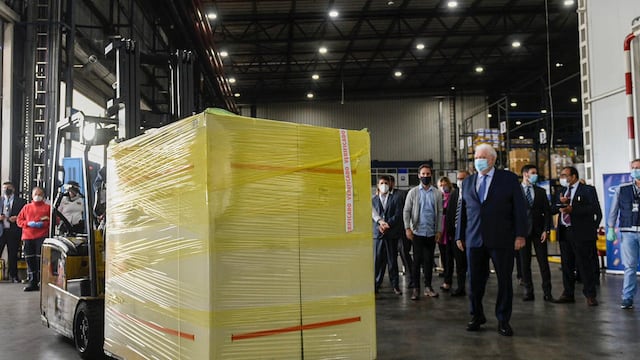 Ginés González García, ministro de Salud de la Nación, supervisó el cargamento de 580 mil vacunas Covishield provenientes de India. (Presidencia)