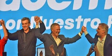 Martín Llaryora en un escenario que respiró triunfalismo, junto a Juan Schiaretti.