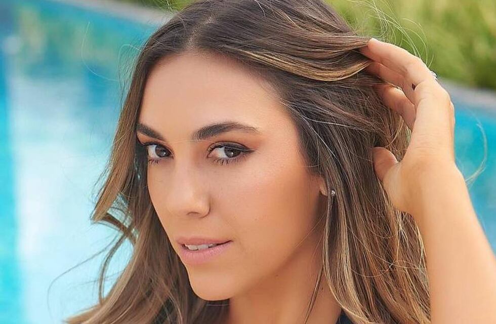 Floppy Tesouro posó entre las rocas y enamoró desde Ibiza con su microbikini