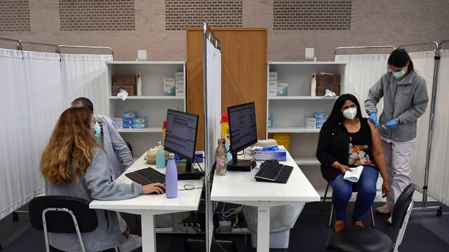 Campaña de vacunación COVID-19, en Pamplona (Foto AP)