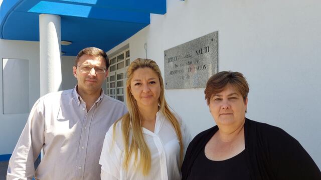 Representantes del Frente Progresista frente a la Regional de Educación
