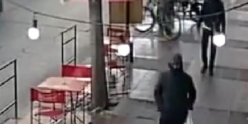 El sujeto se llevó la bicicleta como si fuese suya.