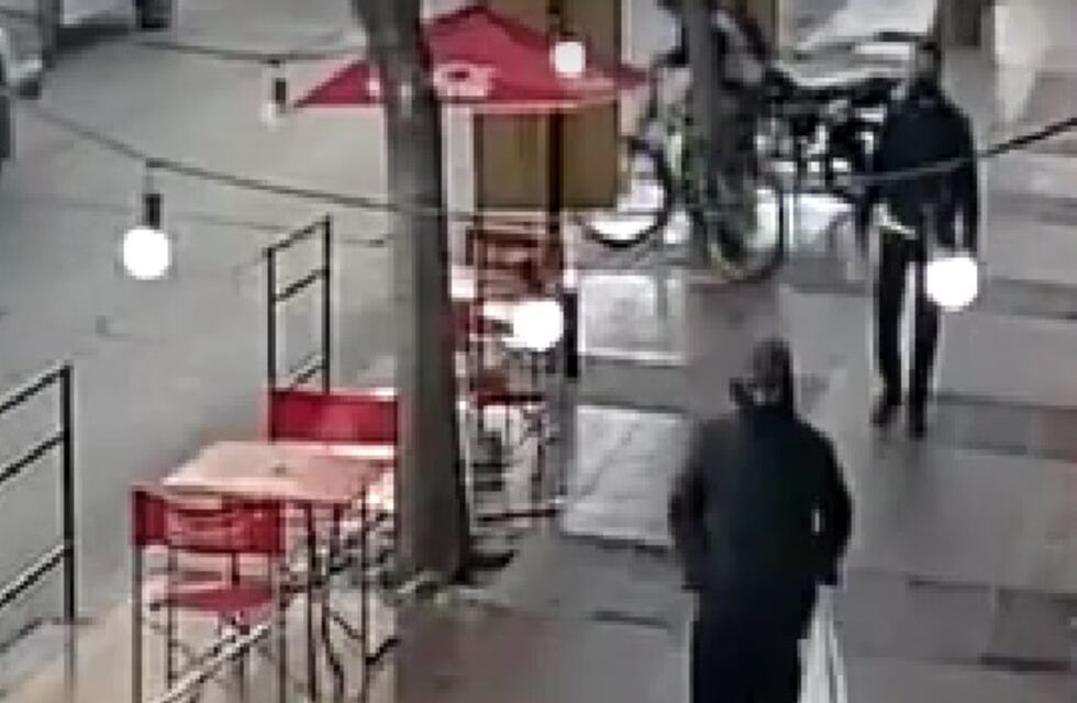 Video: en pleno centro sanjuanino y a la luz del día, se robó una bicicleta encadenada