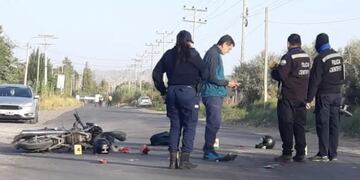 Los investigadores buscan determinar cómo se produjo el violento choque entre la moto y el utilitario.