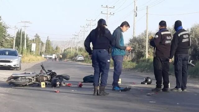 Los investigadores buscan determinar cómo se produjo el violento choque entre la moto y el utilitario.